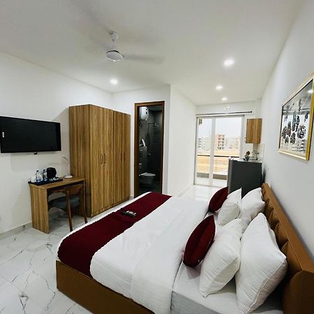 The Lodgers Studio Apartment Infront Of Artemis Hospital Gurugram Gurgaon Bagian luar foto