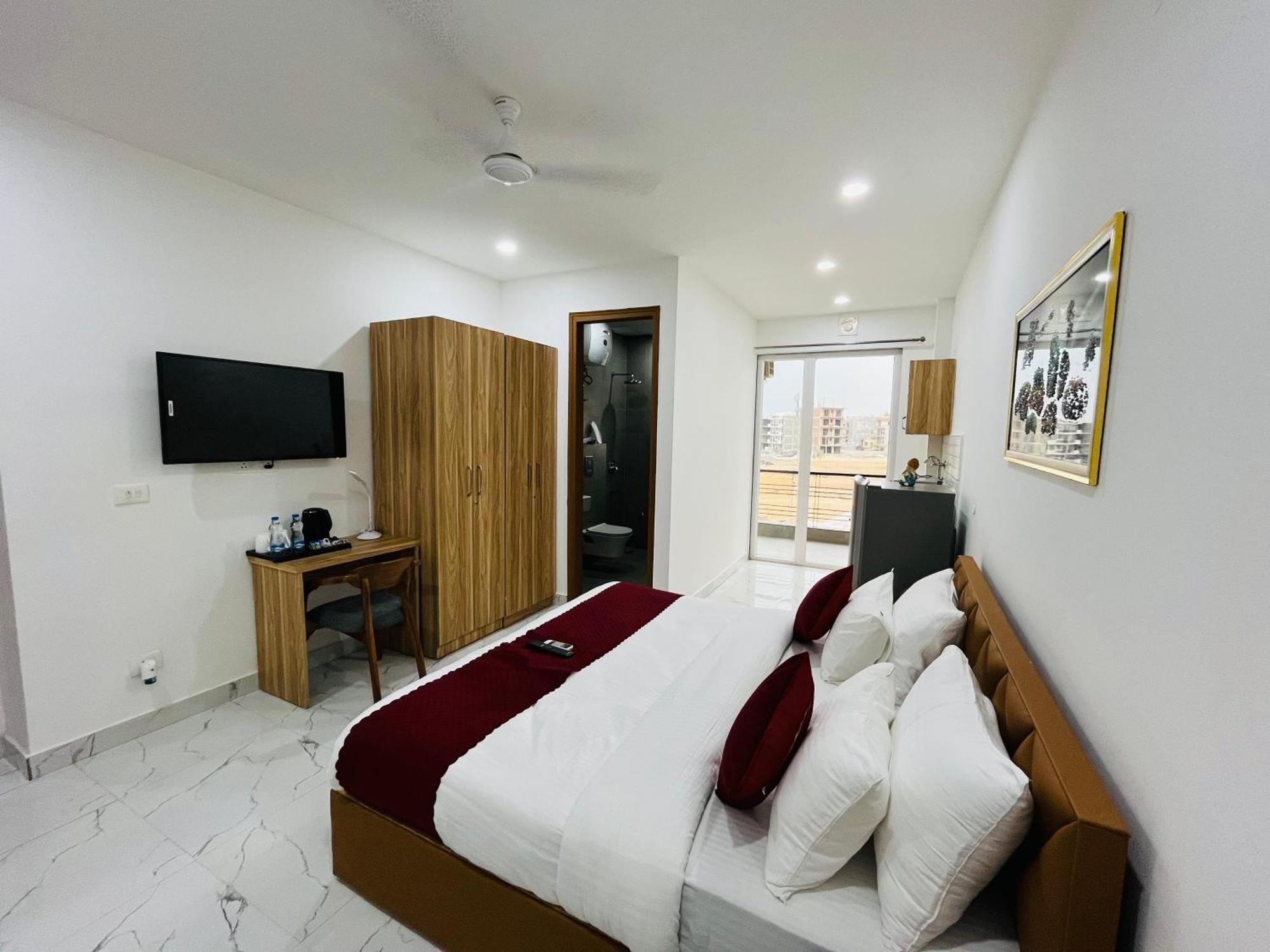 The Lodgers Studio Apartment Infront Of Artemis Hospital Gurugram Gurgaon Bagian luar foto
