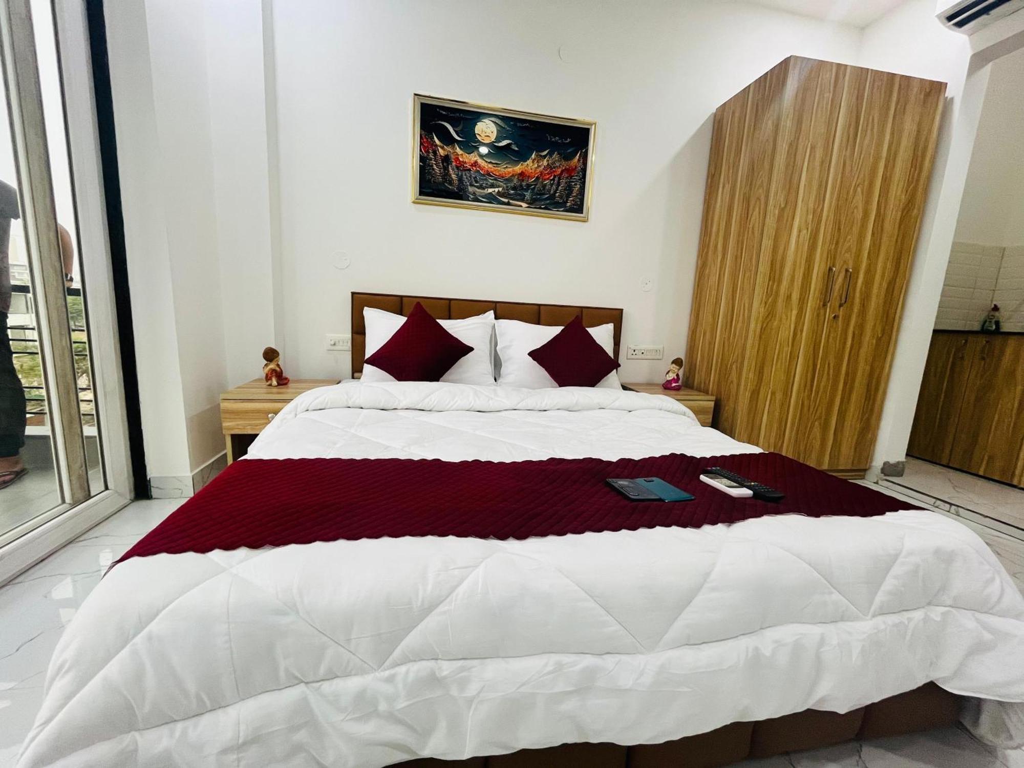 The Lodgers Studio Apartment Infront Of Artemis Hospital Gurugram Gurgaon Bagian luar foto