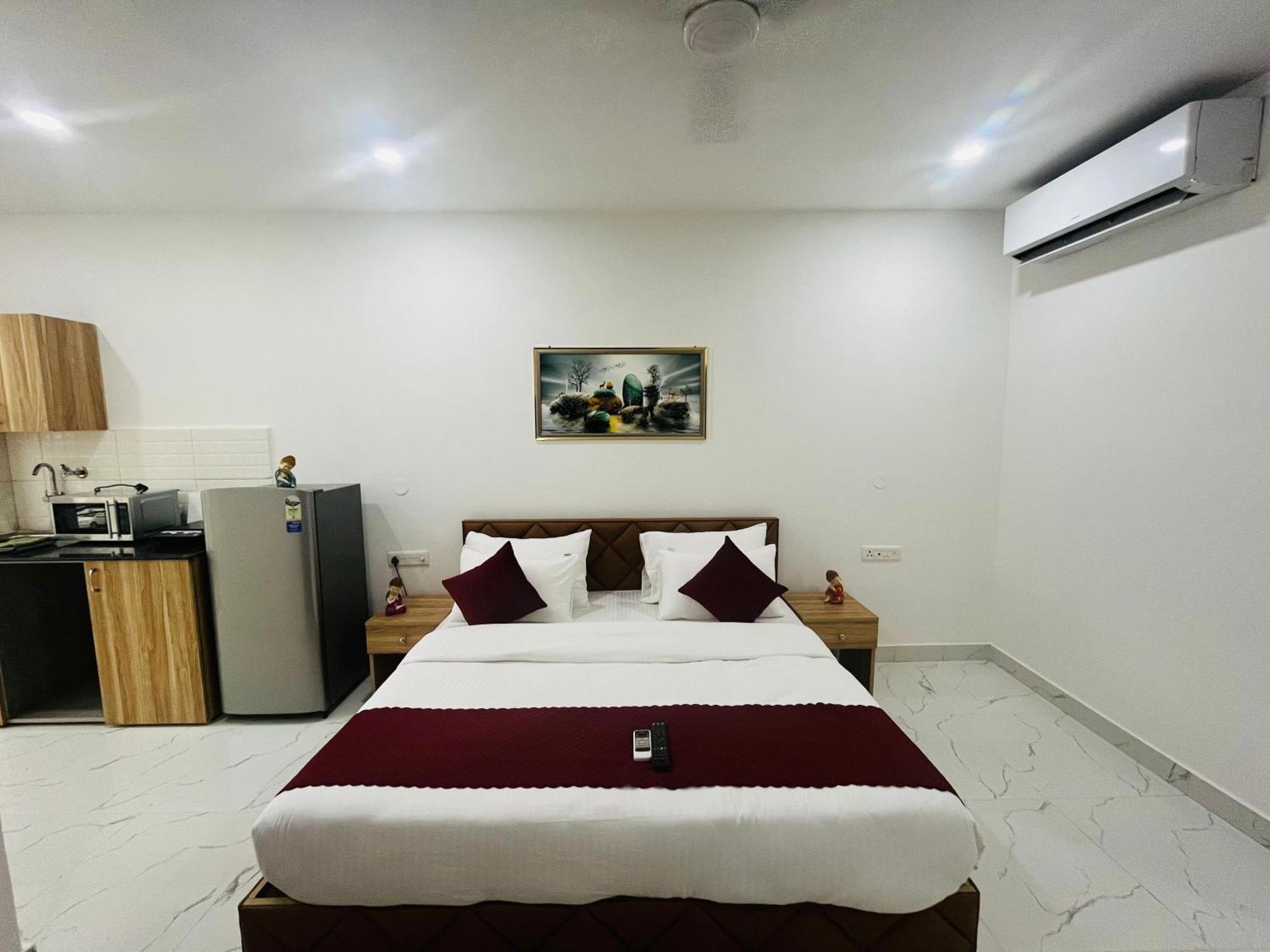 The Lodgers Studio Apartment Infront Of Artemis Hospital Gurugram Gurgaon Bagian luar foto