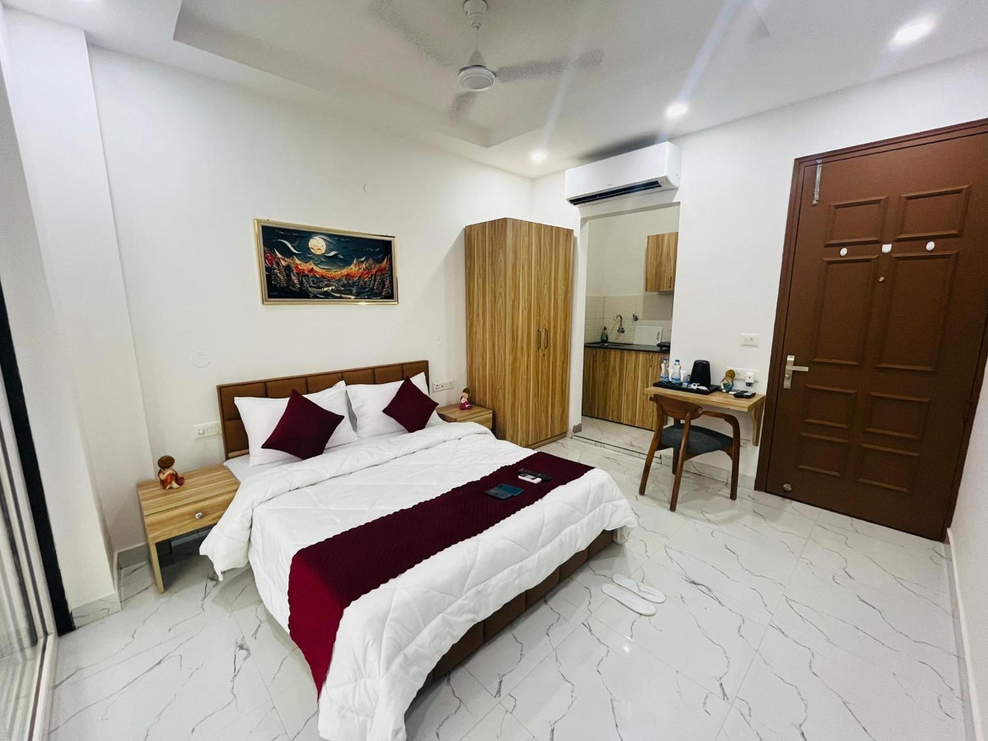 The Lodgers Studio Apartment Infront Of Artemis Hospital Gurugram Gurgaon Bagian luar foto