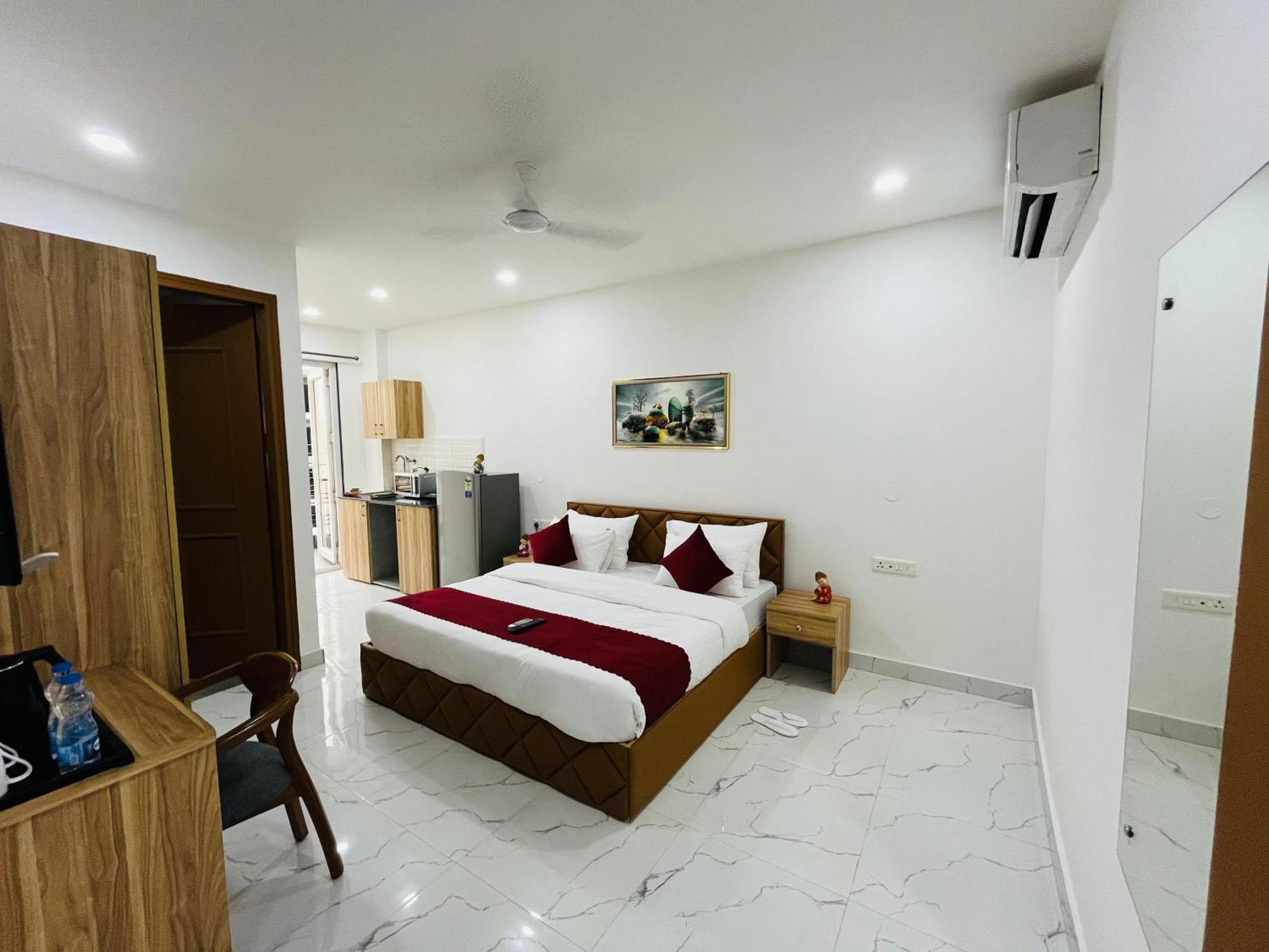 The Lodgers Studio Apartment Infront Of Artemis Hospital Gurugram Gurgaon Bagian luar foto