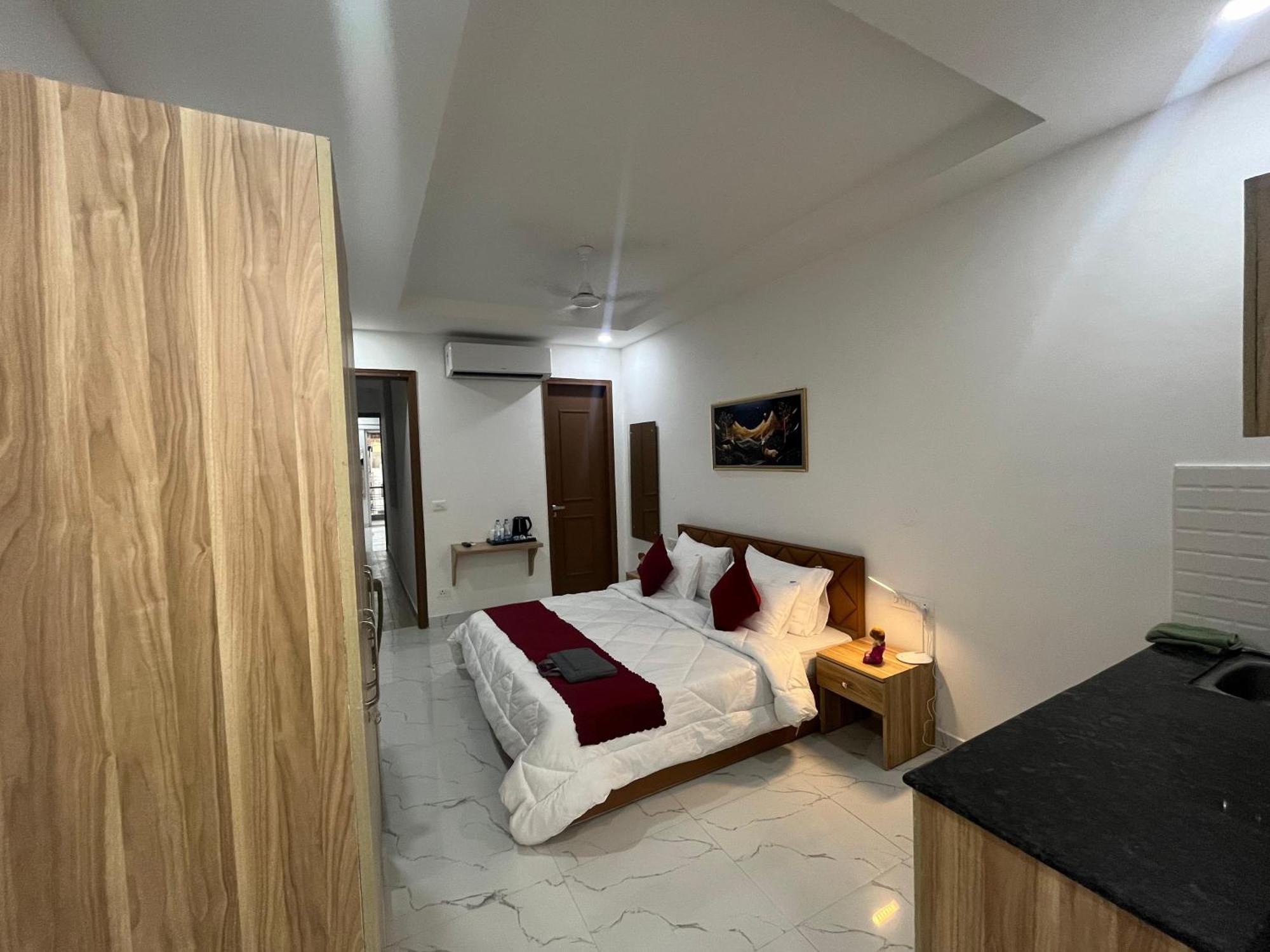 The Lodgers Studio Apartment Infront Of Artemis Hospital Gurugram Gurgaon Bagian luar foto