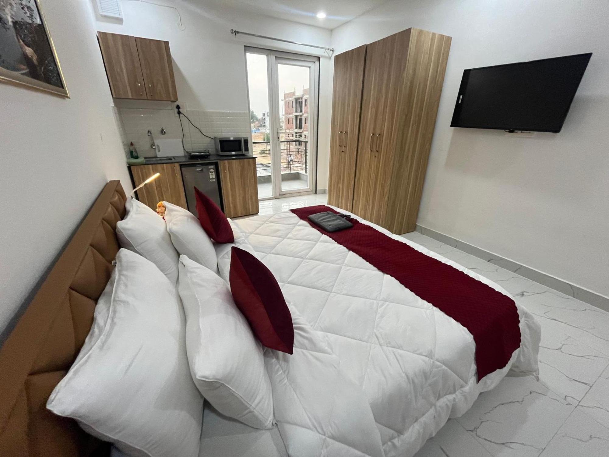 The Lodgers Studio Apartment Infront Of Artemis Hospital Gurugram Gurgaon Bagian luar foto