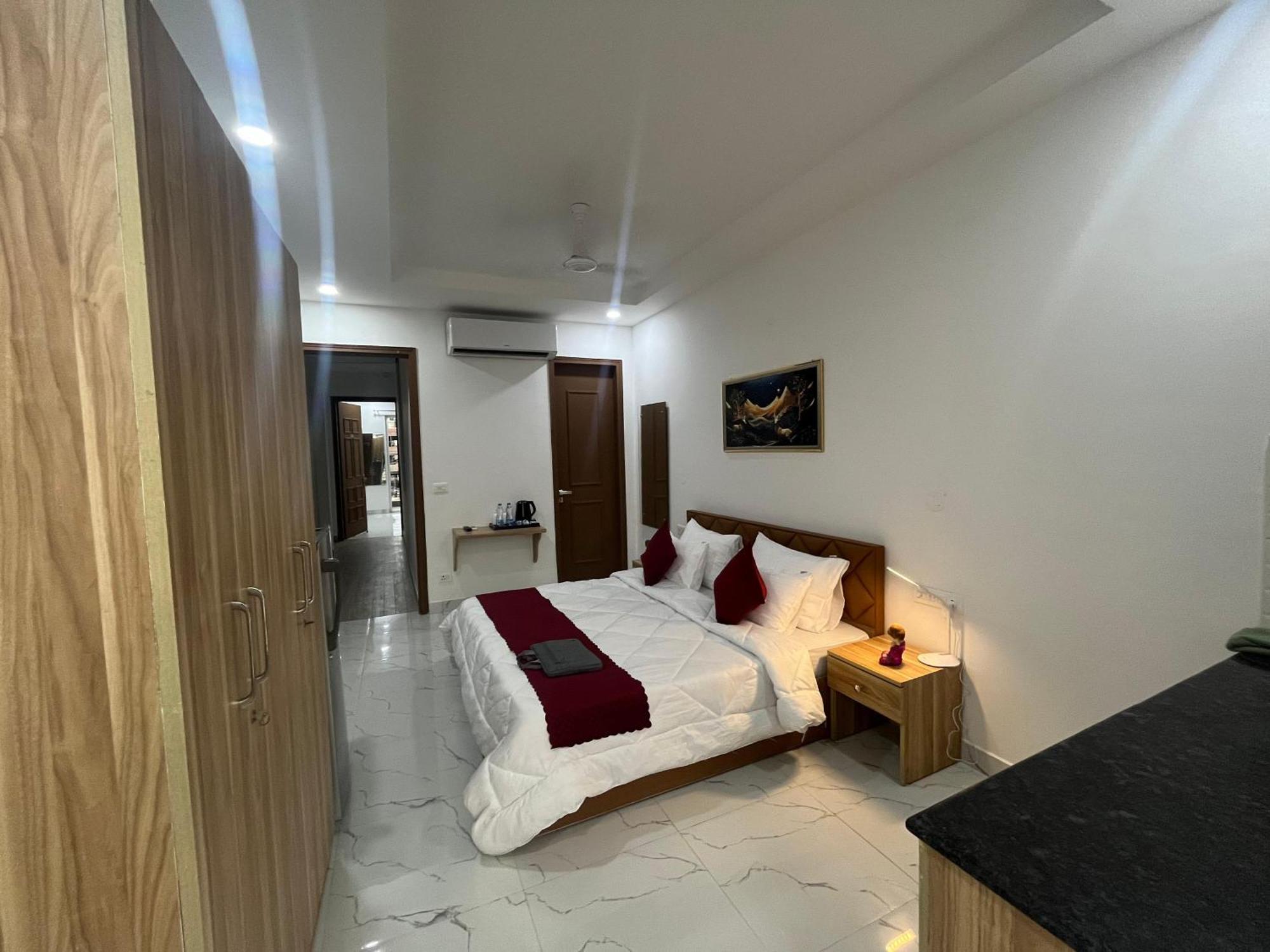 The Lodgers Studio Apartment Infront Of Artemis Hospital Gurugram Gurgaon Bagian luar foto