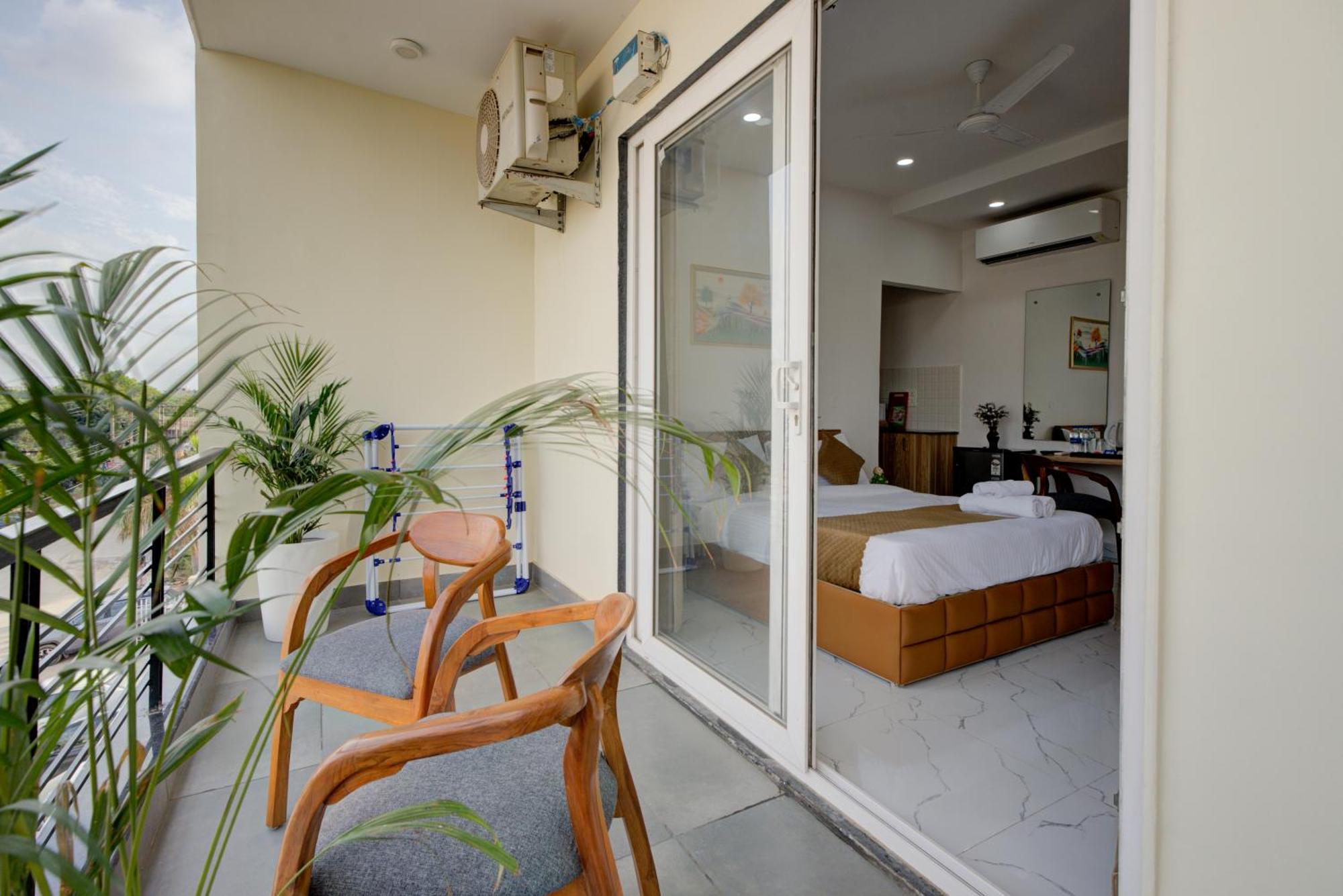 The Lodgers Studio Apartment Infront Of Artemis Hospital Gurugram Gurgaon Bagian luar foto