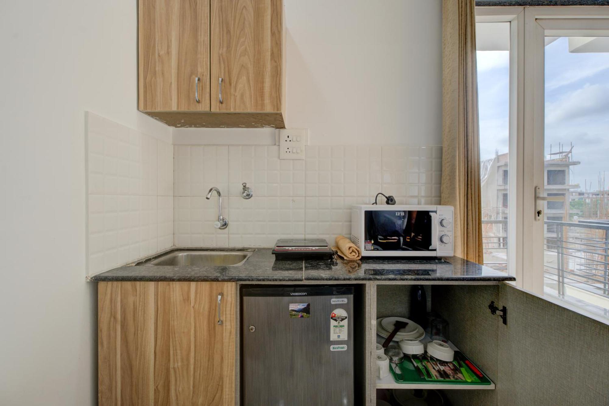 The Lodgers Studio Apartment Infront Of Artemis Hospital Gurugram Gurgaon Bagian luar foto