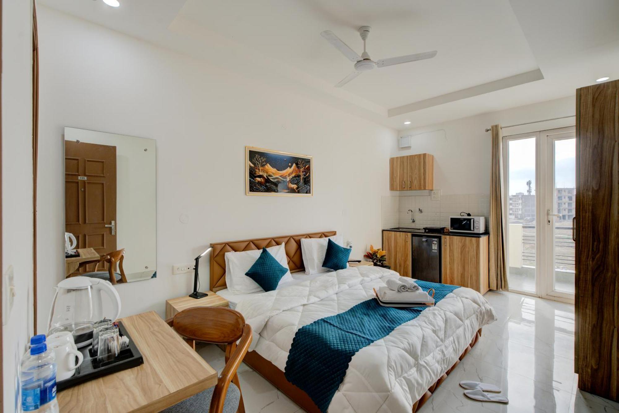 The Lodgers Studio Apartment Infront Of Artemis Hospital Gurugram Gurgaon Bagian luar foto