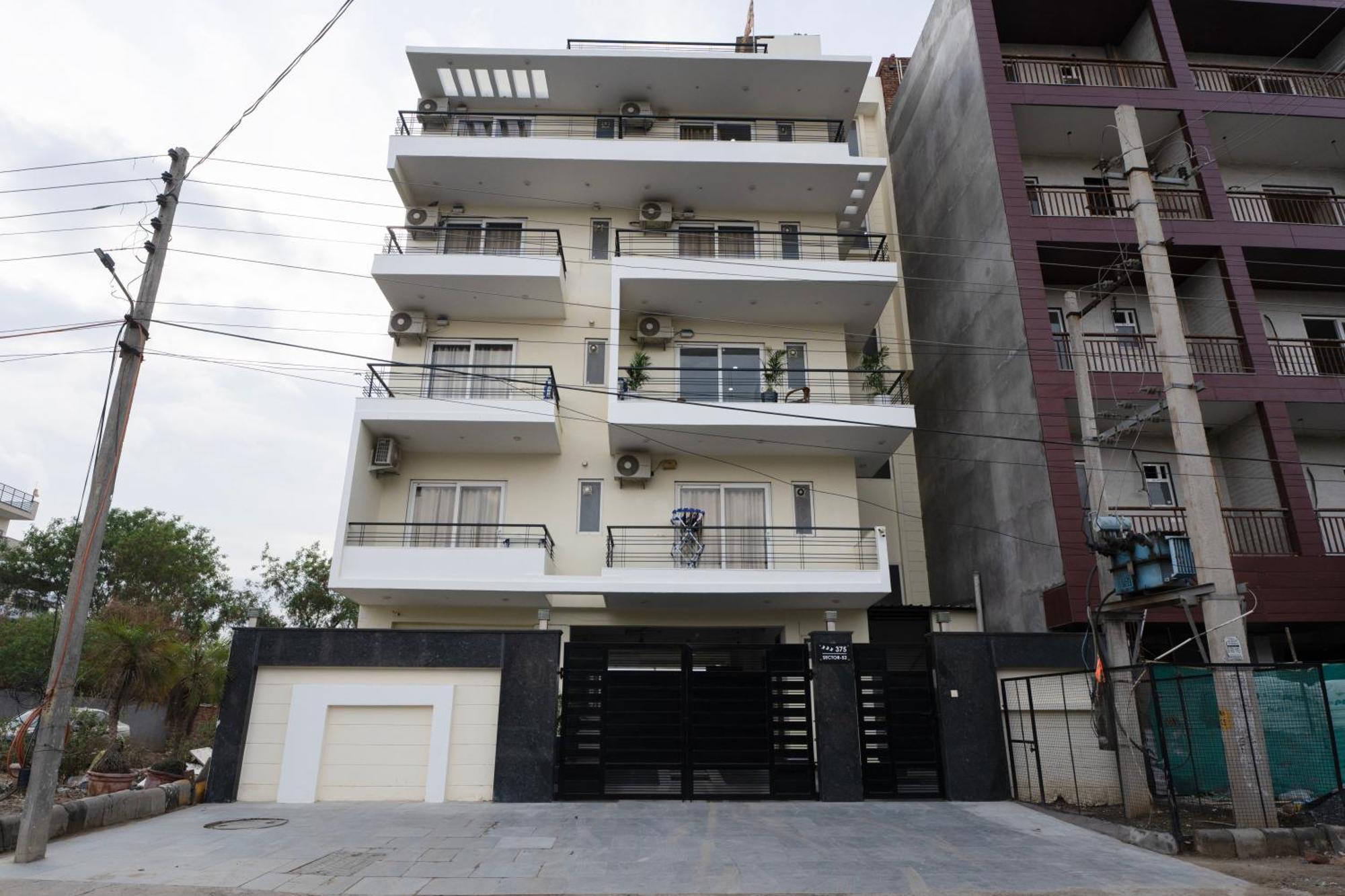 The Lodgers Studio Apartment Infront Of Artemis Hospital Gurugram Gurgaon Bagian luar foto