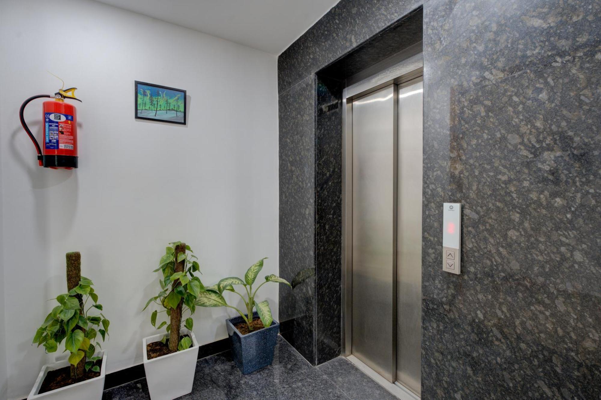 The Lodgers Studio Apartment Infront Of Artemis Hospital Gurugram Gurgaon Bagian luar foto