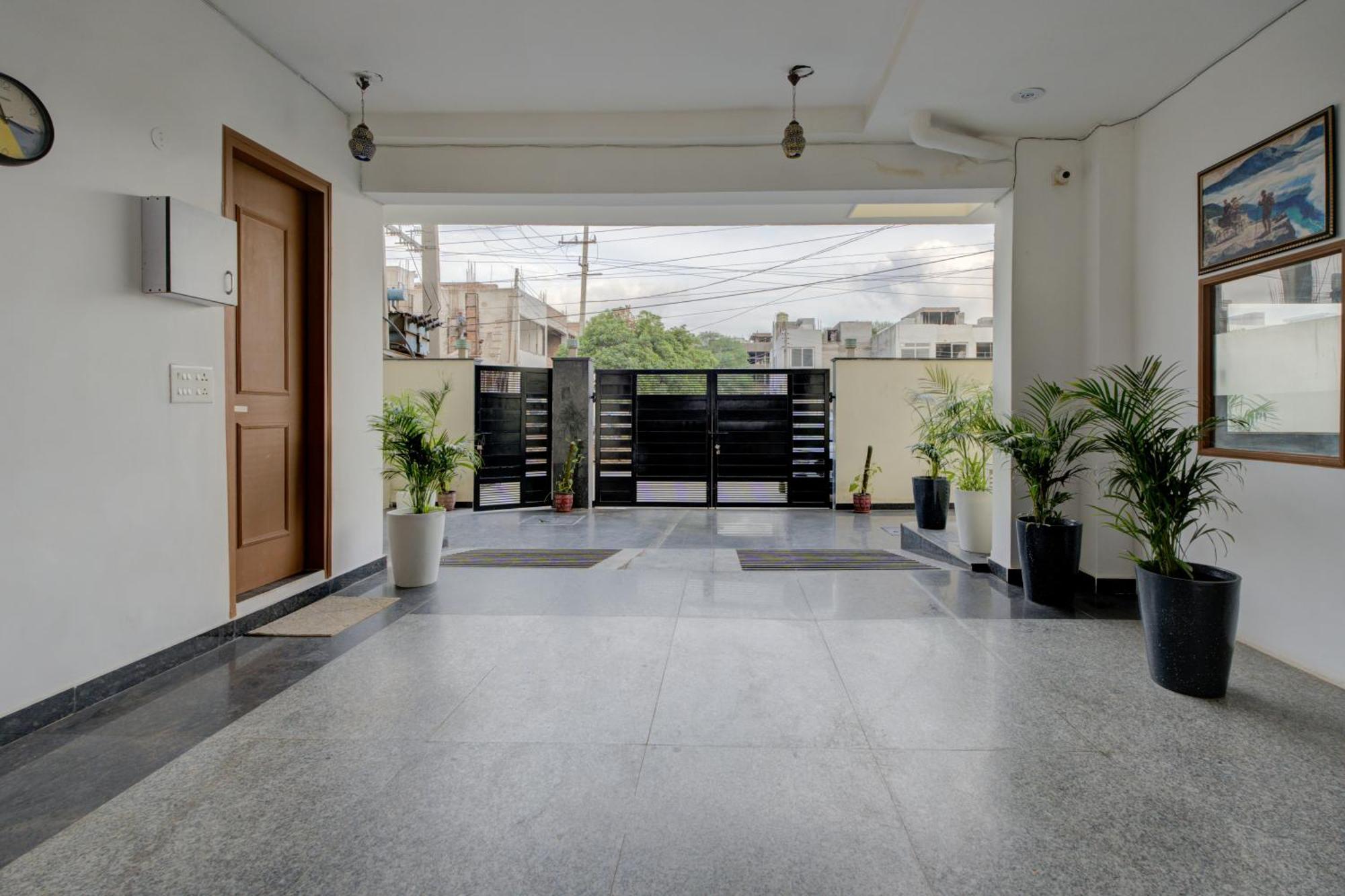 The Lodgers Studio Apartment Infront Of Artemis Hospital Gurugram Gurgaon Bagian luar foto