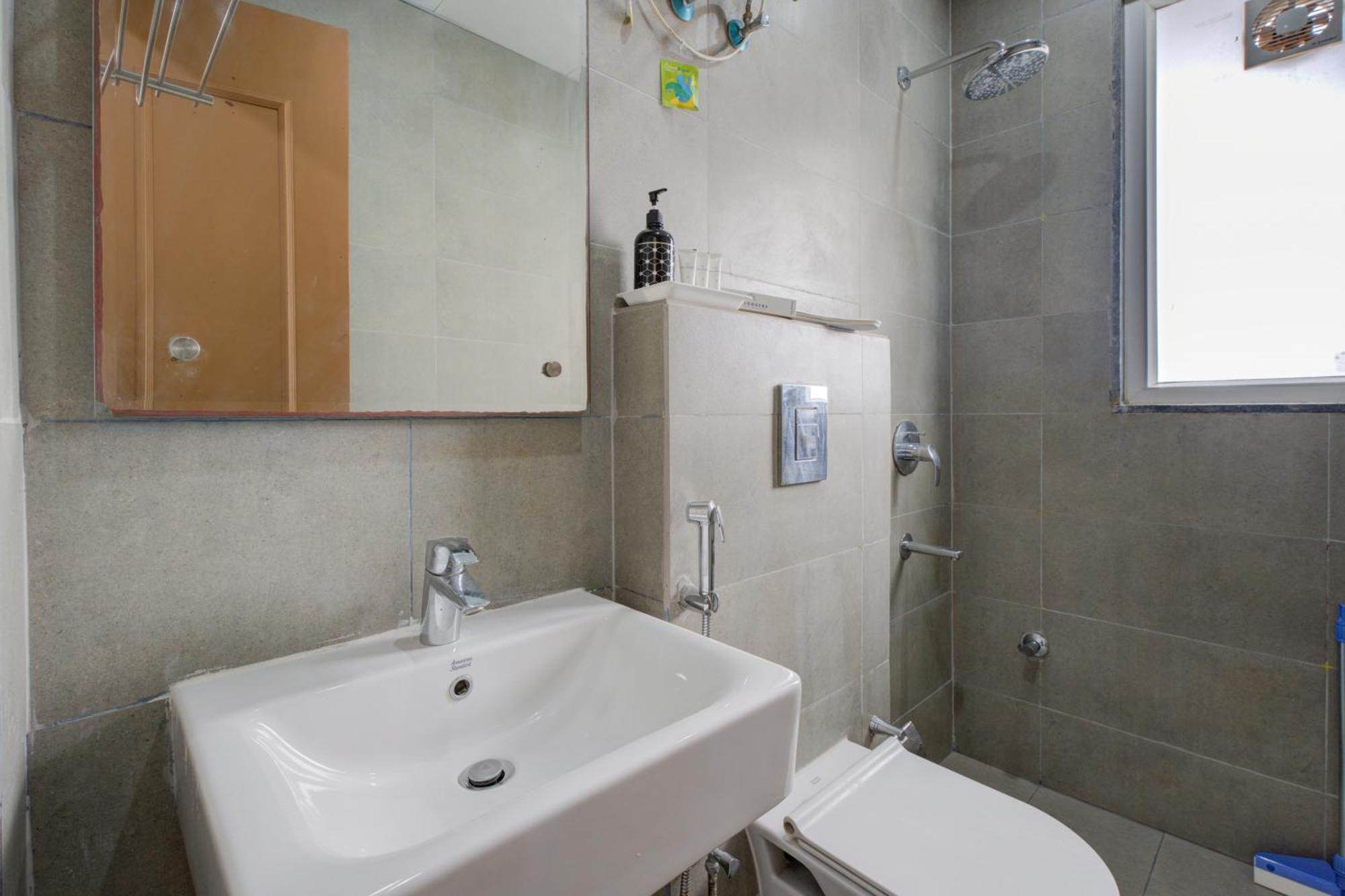 The Lodgers Studio Apartment Infront Of Artemis Hospital Gurugram Gurgaon Bagian luar foto