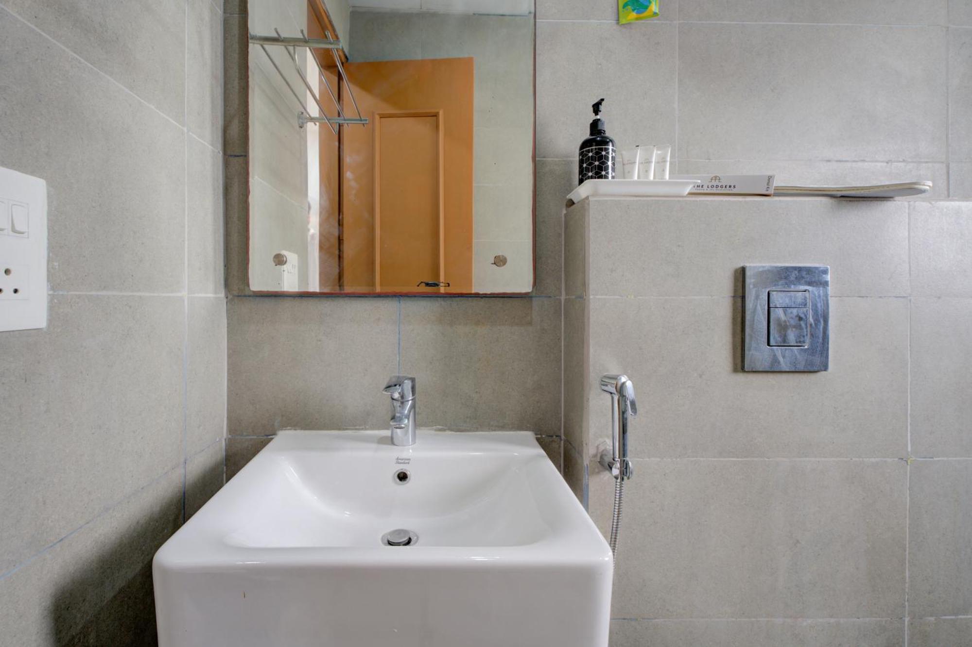 The Lodgers Studio Apartment Infront Of Artemis Hospital Gurugram Gurgaon Bagian luar foto
